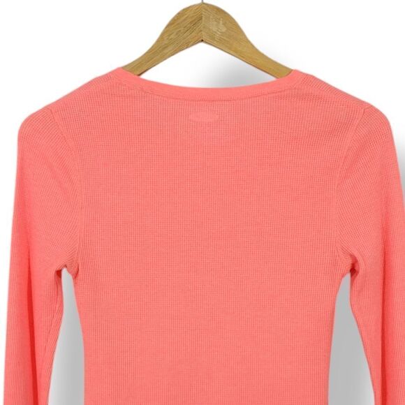 Old Navy Slim-Fit Holiday Flamingo Sleigh Graphic Thermal Knit Top Size Small - Picture 6 of 13